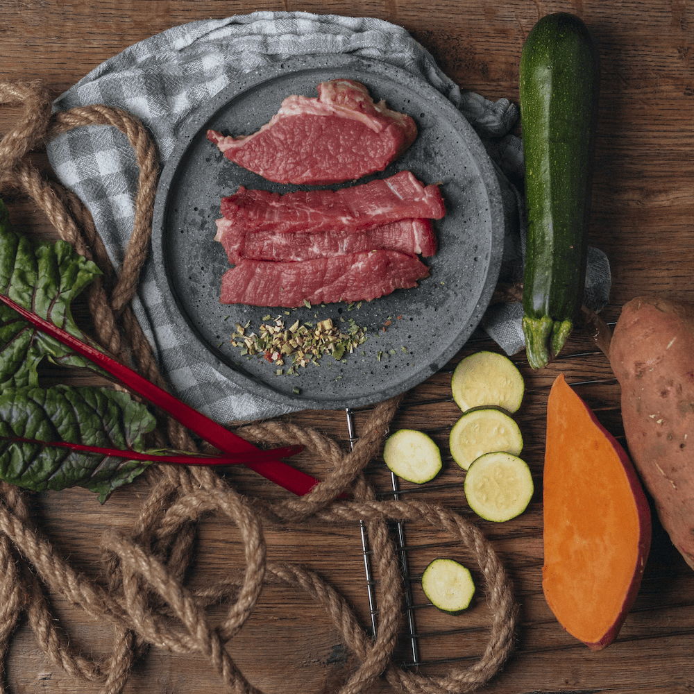 Ziege mit Süßkartoffel und Zucchini Ziege mit Süßkartoffel und Zucchini
