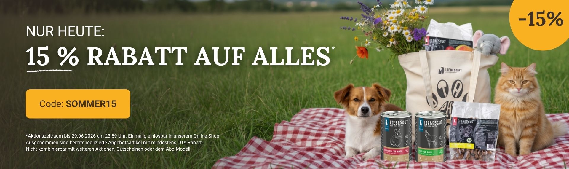 15 Prozent Rabatt auf alle Produkte von Liebesgut Tiernahrung. Hund und Katze beim Sommerpicknick mit Futter und Snacks auf einer karierten Decke. Weitere Informationen und Aktionsbedingungen auf der Angebotsseite.
