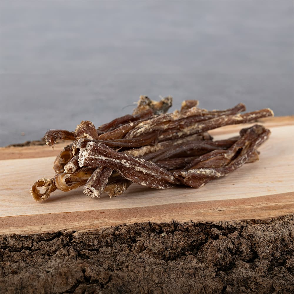 67045020_Trockenkau_LG_Hund_Adult_Lamm-Dorrfleisch_V2024-02_HOLZBRETT_komprimiert Lamm Dörrfleisch