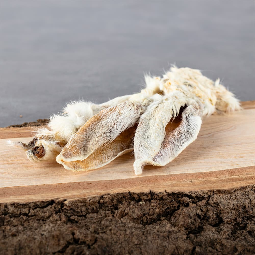 67045013_Trockenkau_LG_Hund_Adult_Kaninchen-Ohr-mit-Fell_V2024-02_HOLZBRETT_komprimiert Kaninchen Ohr mit Fell